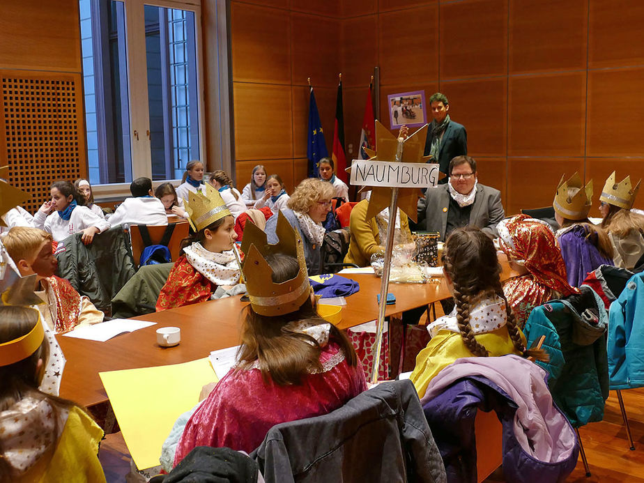 Naumburger Sternsinger zu Besuch beim Hessischen Ministerpräsidenten Volker Bouffier (Foto: Karl-Franz Thiede)